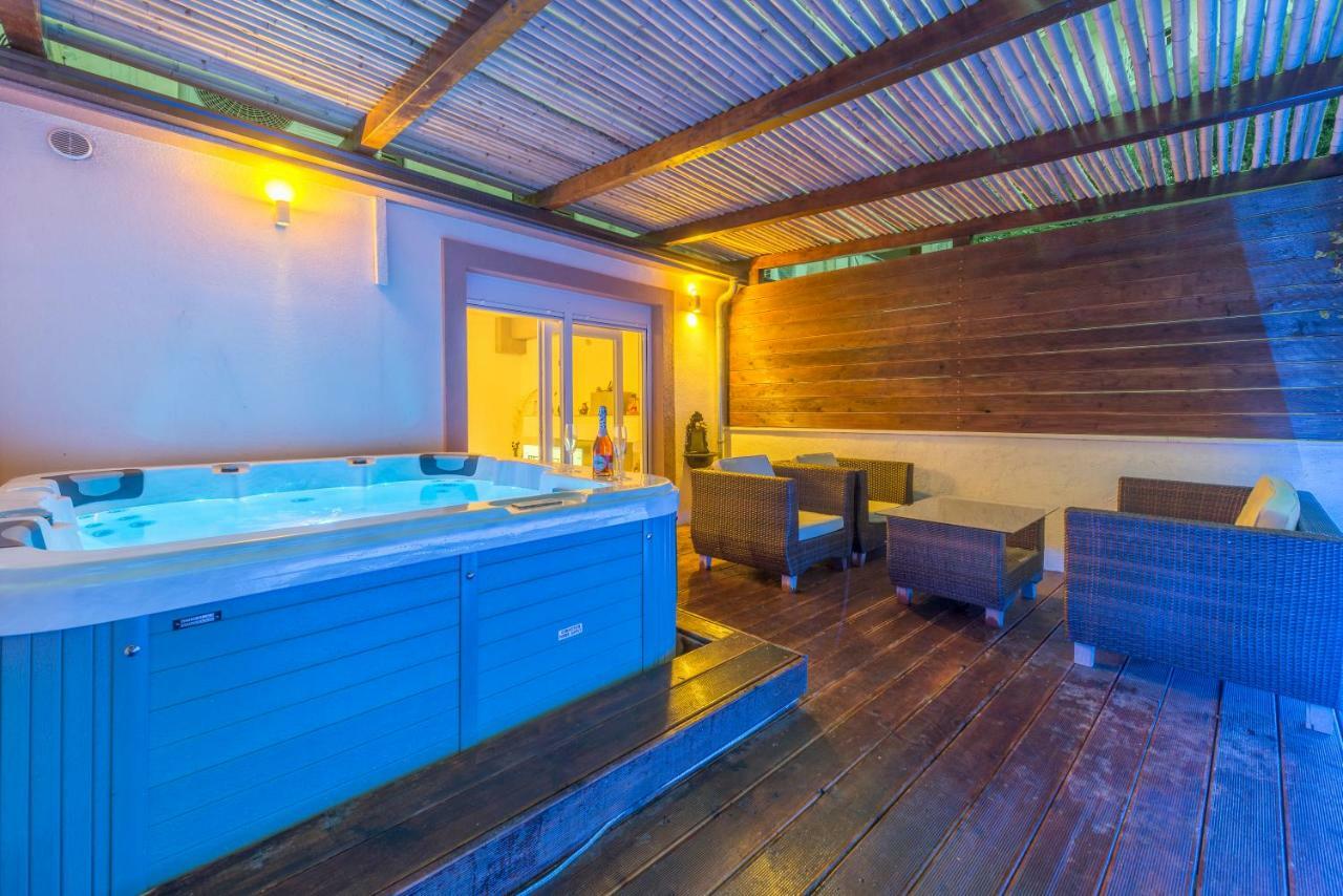 Alena Luxury Apartment With Jacuzzi Split Exterior photo